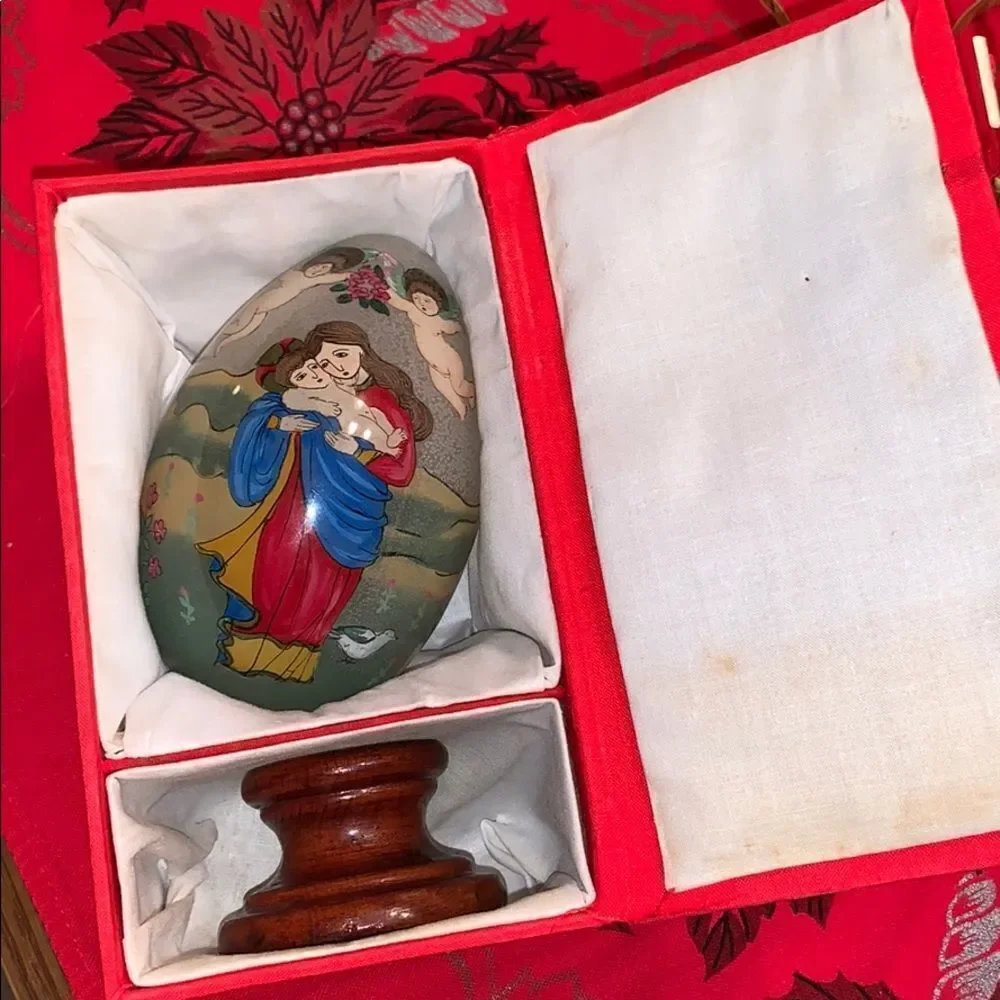 Vtg Treasured Visions Madonna‎ & Child painted egg
